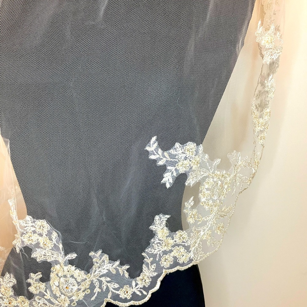 Scalloped Edge Lace Bridal Veil - Picture 6 of 16